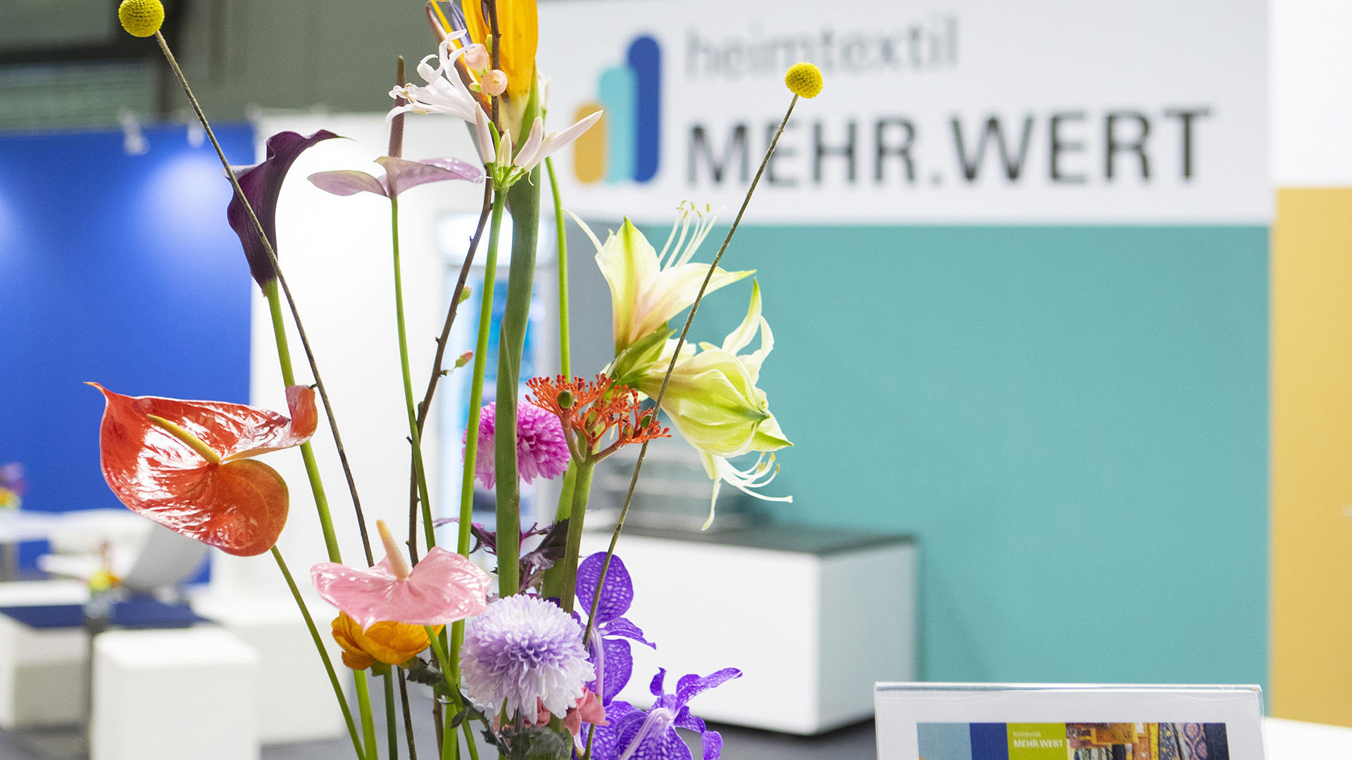 Flowers in front of Mehr.wert Lounge sign - Heimtextil 2024