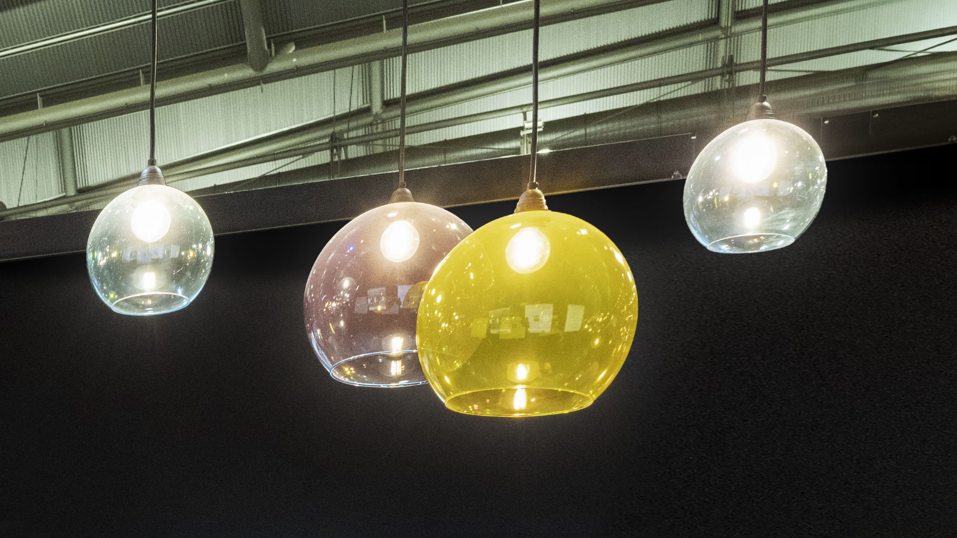 Lampen über Bühne DesignPlaza
