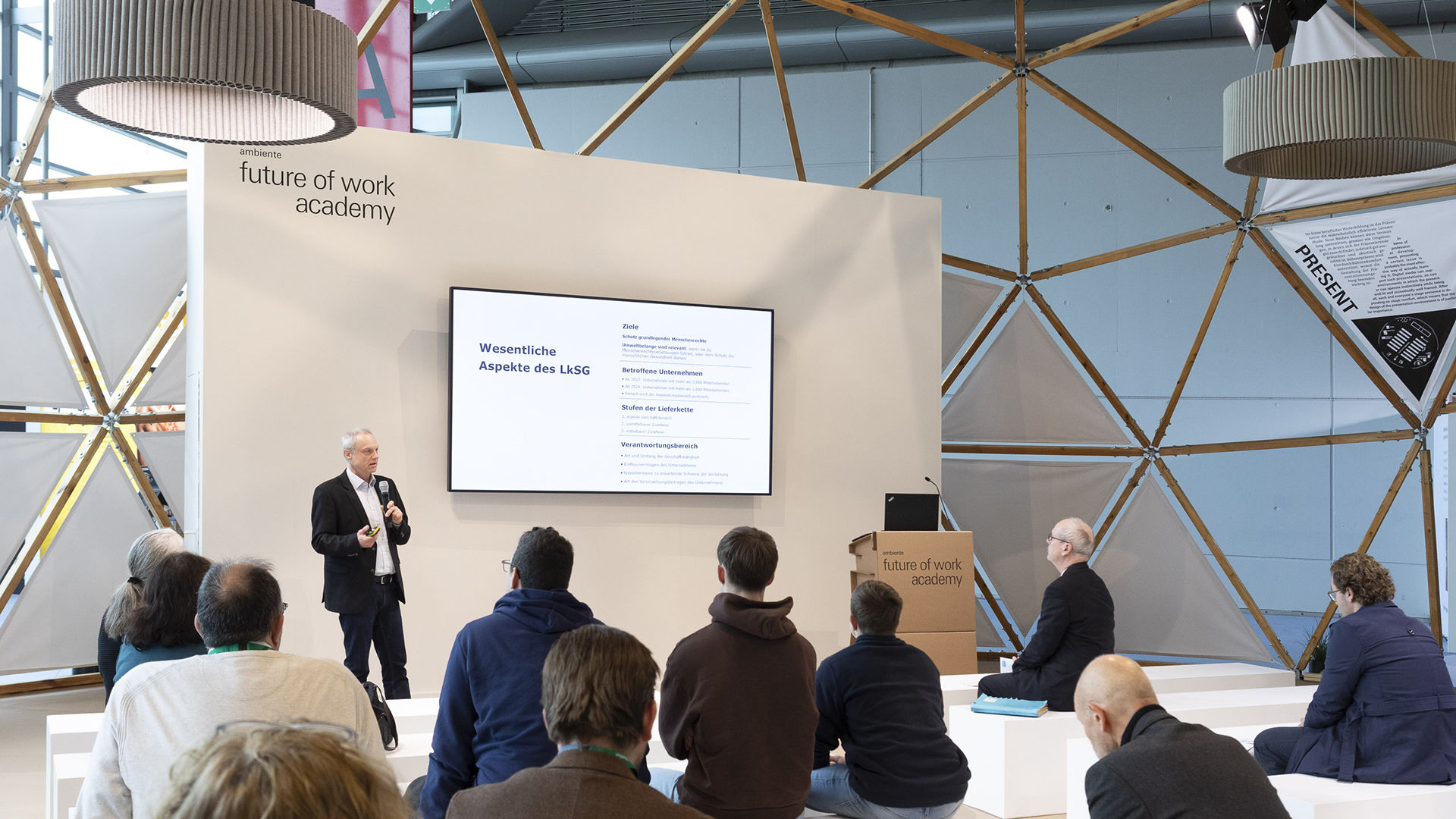 Bühne Future of Work auf der Ambiente 2024 mit Publikum