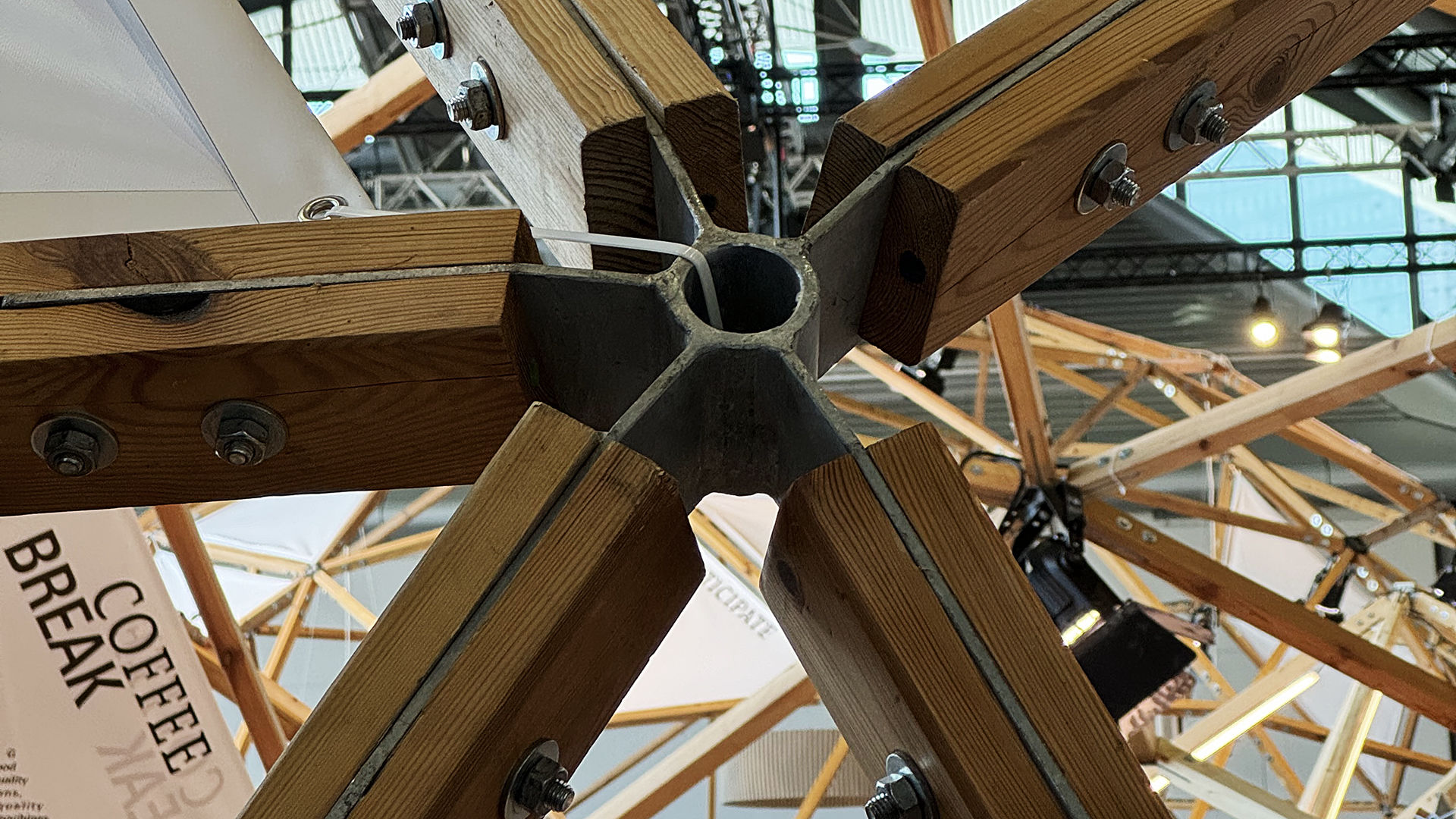 Deckenansicht der Bühne Future of Work auf der Ambiente 2024